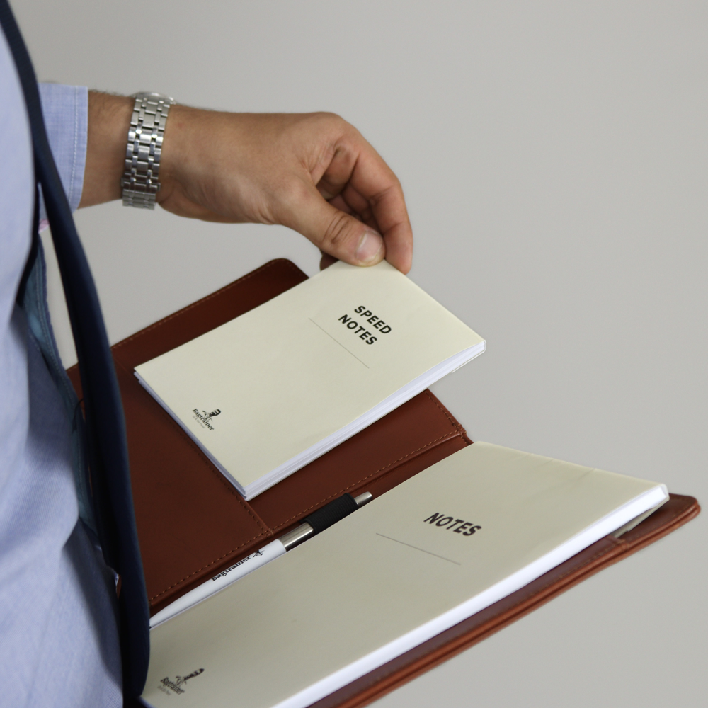 Bagtrainer - VisionBook A5 - Gemaakt uit hoogwaardig volnerfleer in de kleur tan, met een minimalistisch, functioneel en duurzaam design.