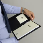 Bagtrainer - VisionBook A5 - Gemaakt uit hoogwaardig volnerfleer in de kleur zwart, met een minimalistisch, functioneel en duurzaam design.