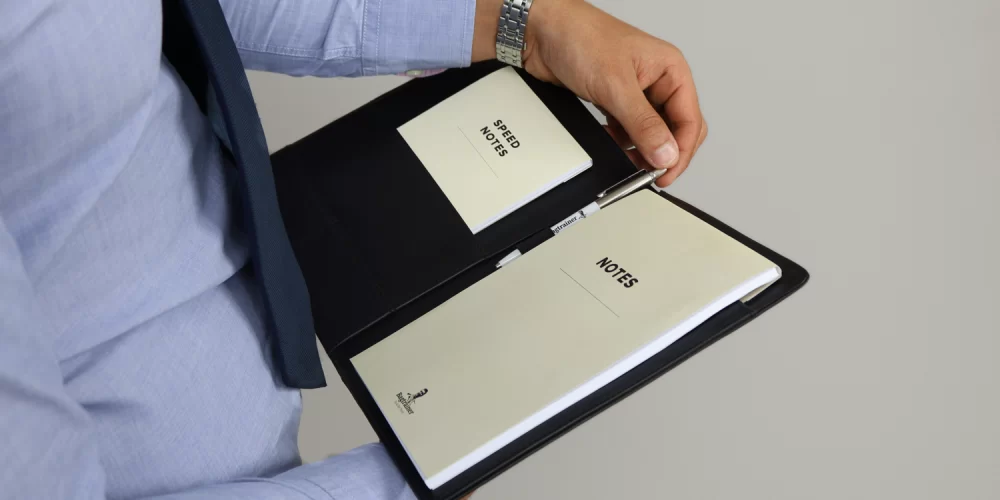 Bagtrainer - VisionBook A5 - Gemaakt uit hoogwaardig volnerfleer in de kleur zwart, met een minimalistisch, functioneel en duurzaam design.